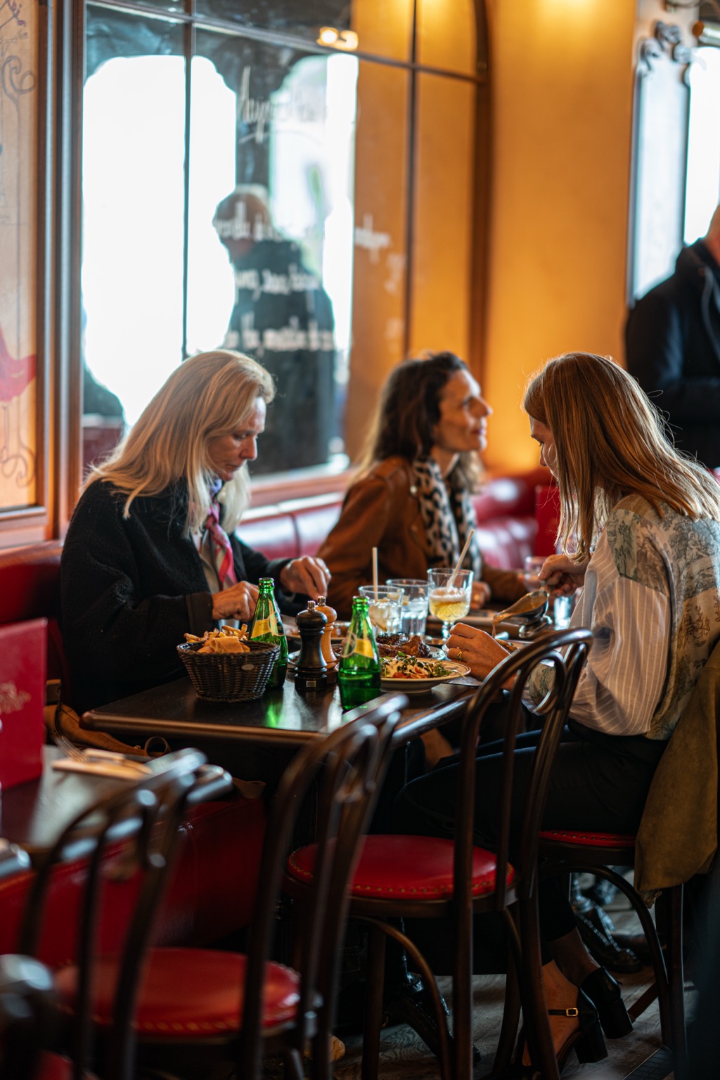 Tartare de bœuf, frites maison et jaune d'œuf fermier