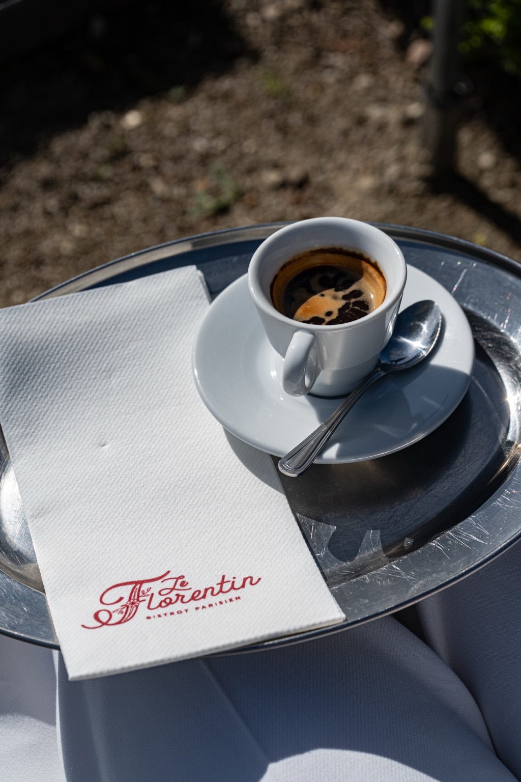Espresso en terrasse avec vue sur le Jardin des Tuileries