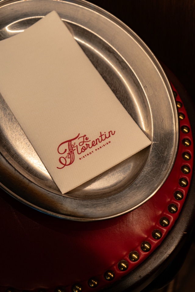 Serviette avec logo Le Florentin sur plateau argenté