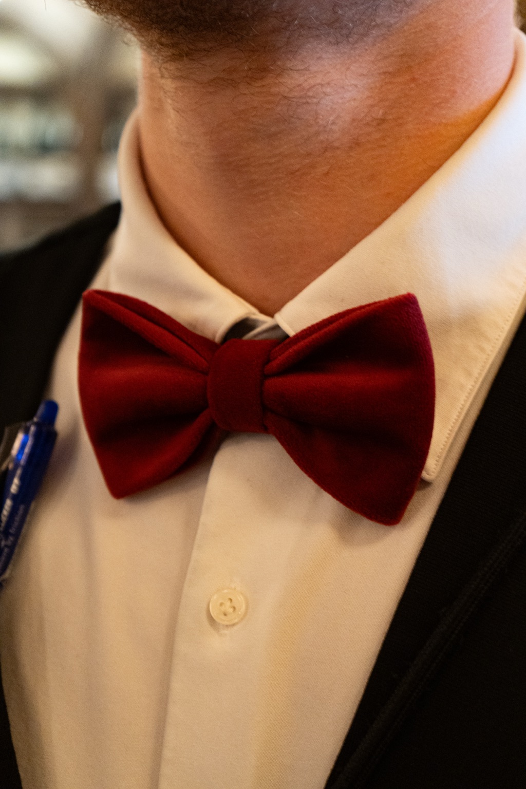 Noeud papillon bordeaux du serveur sur chemise blanche