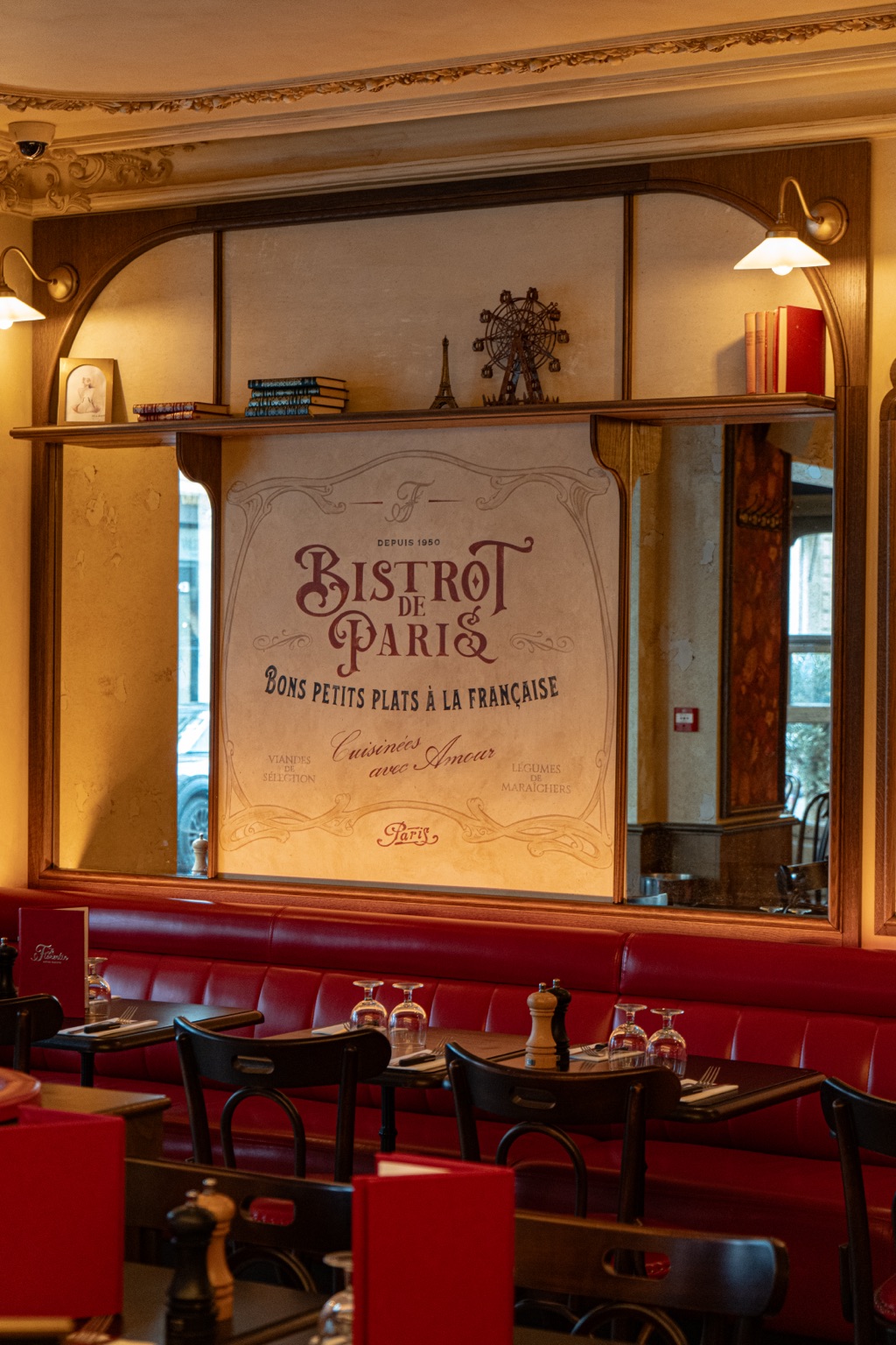 Intérieur du Florentin : fresque Bistrot de Paris, banquettes rouges, décor élégant